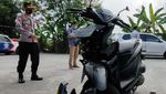 Emosi Gegara Diklakson, Pemotor Pecahkan Kaca Mobil