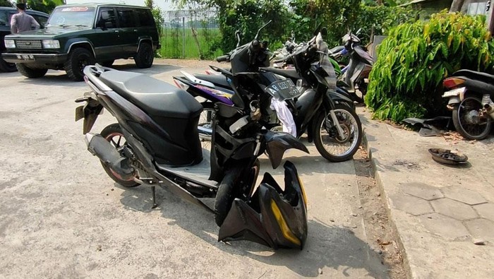 Gegara Klakson, Pemotor Pecah Kaca Mobil di Area Bandara YIA Seorang pengendara motor nekat mengejar mobil lalu melakukan pecah kaca di kawasan Bandara YIA, DIY. Gara-garanya pemotor emosi usai diklakson pemobil.