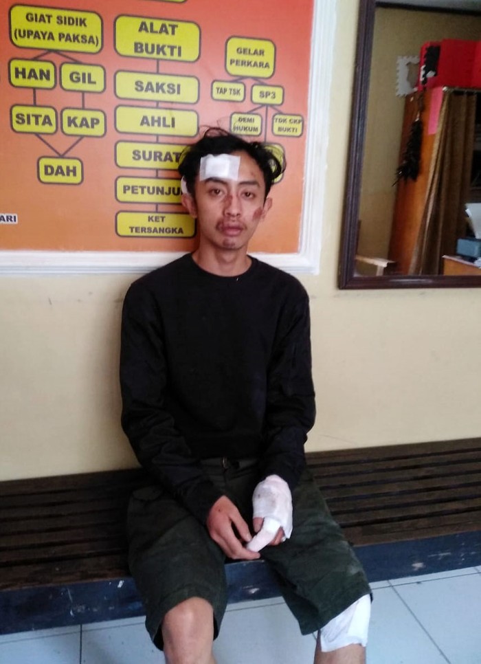 Gegara Klakson, Pemotor Pecah Kaca Mobil di Area Bandara YIA Seorang pengendara motor nekat mengejar mobil lalu melakukan pecah kaca di kawasan Bandara YIA, DIY. Gara-garanya pemotor emosi usai diklakson pemobil.