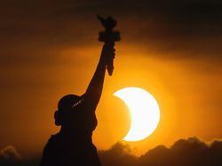 Indahnya Gerhana Matahari Cincin Api di Berbagai Negara