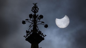 Gerhana matahari tampak di ujung Menara Big Ben, London, Inggris (Dan Kitwood/Getty Images)
