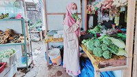 Bukti lain kalau Ghaida suka banget belanja buah dan sayur segar. Di warung sederhana ini ia menghabiskan kurang dari Rp 100 ribu namun sudah dapat banyak bahan makanan. Mulai dari bengkoang, pisang tanduk, sampai aneka bumbu dapur.