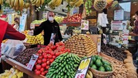 “Kemanapun melangkah.. Warung sayur dan buah adalah suatu destinasi sekaligus kebutuhan sehari-hari,” kata Ghaida. Ia sempatkan belanja buah dan sayur segar saat liburan di Turki.