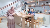 Bareng ketiga anaknya, Ghaida menikmati waktu berkualitas bersama. Mereka nongkrong di dapur dan sudah siap dengan ragam camilan enak untuk dinikmati.