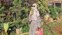 Wanita yang berbisnis di bidang fashion ini eksis di Instagram dengan lebih dari 435 ribu followers. Seperti ini posenya ketika belanja sayur di warung.