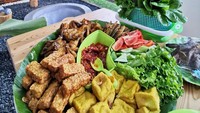 Ini dia menu favorit Ghaida! Ia sangat suka nasi liwet khas Sunda dengan aneka lauk dan dan lalapan lengkap seperti ini. Duh, bikin ngiler ya?