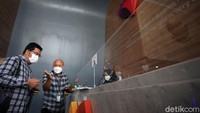 Indonesia Corruption Watch (ICW) melaporkan dugaan pelanggaran kode etik Ketua KPK, Firli Bahuri ke Dewan Pengawas KPK.