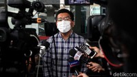 Kurnia Ramadhana memberikan keterangan usai melaporkan Firli terkait dugaan pelanggaran kode etik.