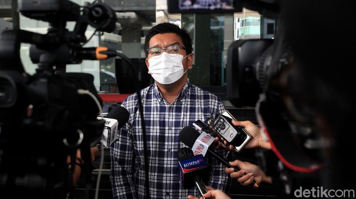 ICW Laporkan Ketua KPK ke Dewan Pengawas Aktivis anti korupsi dari ICW, Kurnia Ramadhana memberikan pernyataan pers di Gedung Dewan Pengawas KPK, Jl Rasuna Said, Jakarta, Jumat (11/6/2021). Indonesia Corruption Watch (ICW) melaporkan dugaan pelanggaran kode etik Ketua KPK, Firli Bahuri ke Dewan Pengawas KPK. Dugaan tersebut terkait penggunaan sewa helikopter oleh Firli Bahuri, beberapa waktu lalu. (ARI SAPUTRA/detikcom)