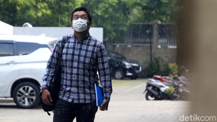 ICW Laporkan Ketua KPK ke Dewan Pengawas Aktivis anti korupsi dari ICW, Kurnia Ramadhana memberikan pernyataan pers di Gedung Dewan Pengawas KPK, Jl Rasuna Said, Jakarta, Jumat (11/6/2021). Indonesia Corruption Watch (ICW) melaporkan dugaan pelanggaran kode etik Ketua KPK, Firli Bahuri ke Dewan Pengawas KPK. Dugaan tersebut terkait penggunaan sewa helikopter oleh Firli Bahuri, beberapa waktu lalu. (ARI SAPUTRA/detikcom)