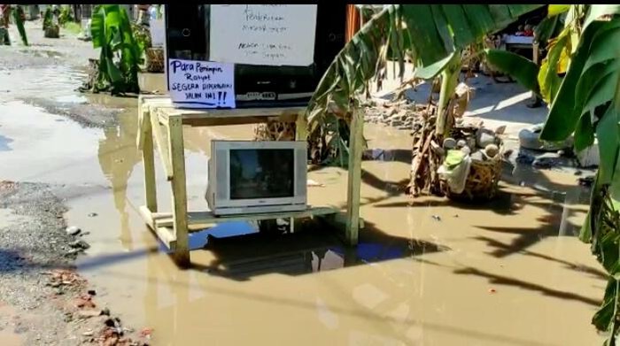 Jalan rusak di Deli Serdang ditanami pohon pisang