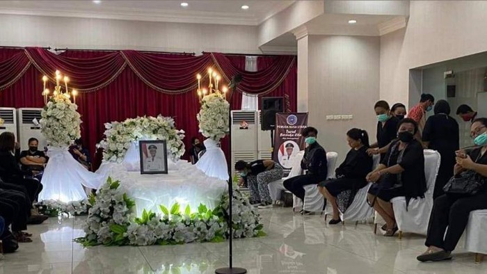 Jenazah Wabup Helmut Hontong di ruangan VVIP Bandara Internasional Sam Ratulangi Manado.