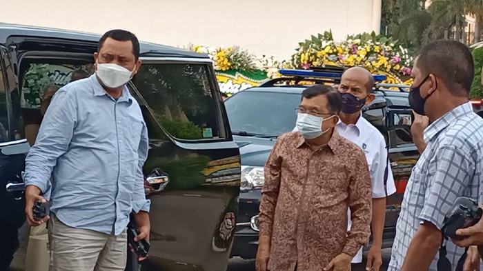 JK melayat ke rumah duka tempat istri Yasonna disemayamkan (Karin-detikcom)