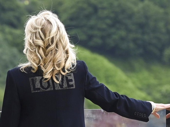 Joe Biden dan Jill Biden Ibu Negara AS Jill Biden mengenakan jaket bertulisan LOVE saat pertemuan dengan PM Inggris Boris Johnson dan istrinya Carrie Johnson di Inggris, Kamis (10/6/2021).