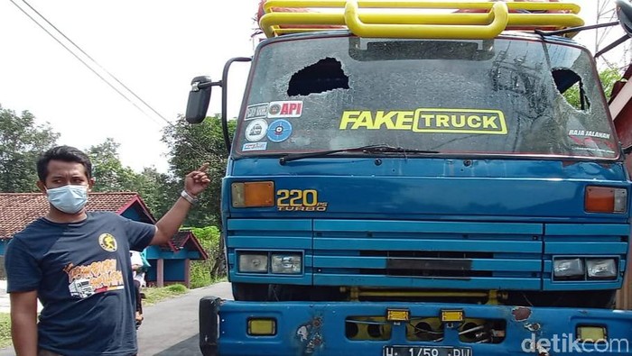 Kaca truk tronton pecah dan berlubang akibat teror lempar batu oleh orang tak dikenal di Klaten, Jumat (11/6/2021).