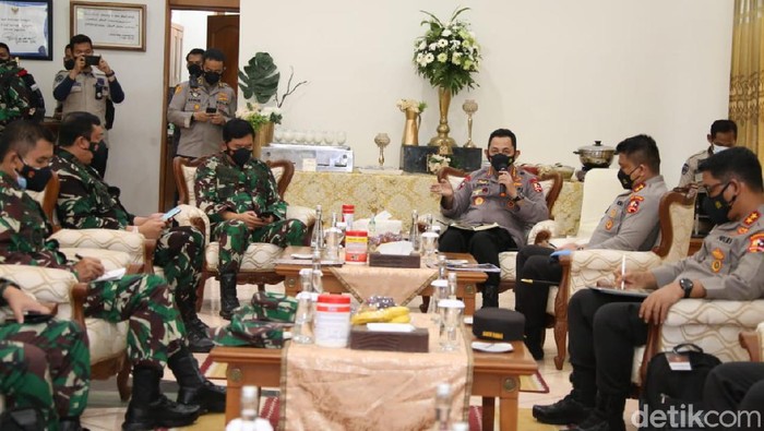 Kasus COVID-19 di Bangkalan melonjak hingga Madura mendapat perhatian Panglima TNI dan Kapolri. Dalam kunjungannya ke Jatim, mereka memberikan arahan untuk penanganan.