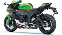 Dari segi performa, Kawasaki Ninja ZX-10R dibekali mesin 998cc, DOHC 16 valves, In-Line Four, dengan bore x stroke 76,0mm x 55,0 mm. Mesin itu bisa menghasilkan power maksimum 156,8 kW (213 PS) pada 13.200 rpm with Ram Air dan torsi puncak 114,9 Nm (11.7 kgfm) di 11.400 rpm. Foto: Dok. Kawasaki Motor Indonesia (KMI)