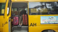 Diketahui hari ini petugas menjemput 10 pasien untuk melakukan isolasi di Wisma Atlet. Para pasien covid-19 diantarkan menggunakan mobil bus sekolah.