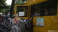 Kemudian pemerintah melaporkan daerah yang mengalami penambahan kasus baru terbanyak yakni DKI Jakarta dengan 2.293 kasus. Diikuti Jawa Barat dengan 1.302 kasus dan Jawa Tengah dengan 1.026 kasus.