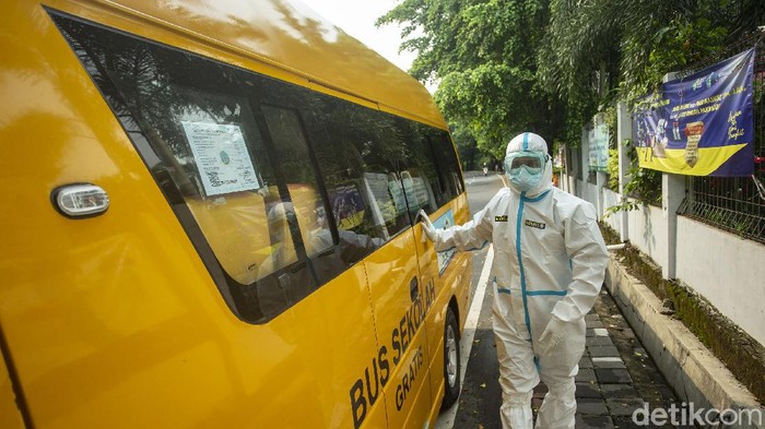 Kembali Melonjak! DKI Tambah 2.293 Kasus COVID-19 Pemerintah terus melaporkan perkembangan virus COVID-19 di Tanah Air. Pada hari ini, tambahan kasus positif Corona masih tinggi.