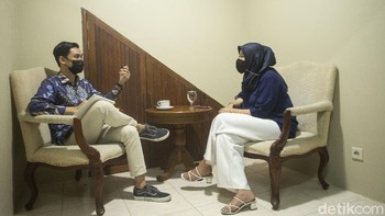 Dr Rahmat Ismail mempraktikan cara kerja aplikasi Psikolog 911, ia melayani pertanyaan dan permasalahan yang tengah dialami kliennya.