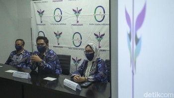 Komisaris Utama Psikolog 911 Dr Rahmat Ismail, Praktisi Psikolog Charletty Choesyana Taulu, Founder Psikolog 911 Suthan Fatahilah berbincang usai peluncuran aplikasi Psikolog 911 di Jakarta Selatan, Jumat (11/6/2021).