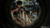Harga kerajinan yang ia jual tergantung dari tingkat kesulitan, mulai dari puluhan ribu hingga ratusan ribu rupiah.