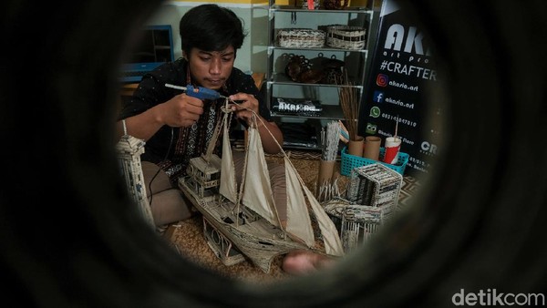 Keren! Miniatur Kapal Pinisi Dibuat dari Koran Bekas Lho