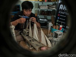 Keren! Miniatur Kapal Pinisi Dibuat dari Koran Bekas Lho