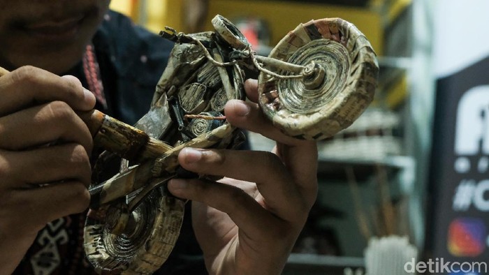 Keren! Miniatur Kapal Pinisi Dibuat dari Koran Bekas Lho Di tangan Hadid Aulia, koran bekas bisa disulap menjadi barang bernilai tinggi. Salah satu karyanya adalah miniatur kapal pinisi.