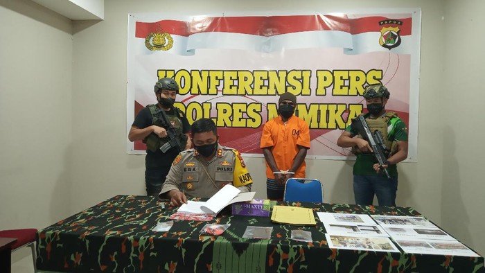 Konferensi pers penangkapan Mairon Tabuni, anak buah KKB Nau Waker di Mapolres Mimika