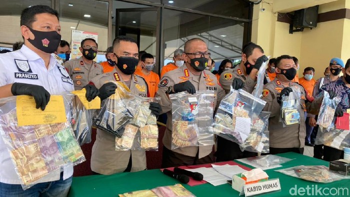 Konferensi pers pengungkapan pelaku pungutan liar di Polres Jakarta Utara