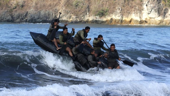 MARINIR INDONESIA-AMERIKA LATIHAN TEMBUS GELOMBANG Prajurit Batalyon Intai Amfibi (Yontaifib) Korps Marinir TNI AL dan United States Marines Corps Reconnaissance Unit menerjang gelombang dalam Latihan Bersama Reconex 21-II di Pusat Latihan Pertempuran Marinir (Puslatpurmar) 7 Lampon, Banyuwangi, Jawa Timur, Jumat (11/6/2021). Latihan tersebut sebagai penyamaan persepsi pasukan elit kedua negara dalam menerapkan kecermatan, ketelitian, kecepatan dan kekompakan dalam tim. ANTARA FOTO/Budi Candra Setya/rwa.