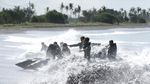 Marinir Indonesia-AS Latihan Menembus Ganasnya Gelombang Selat Bali