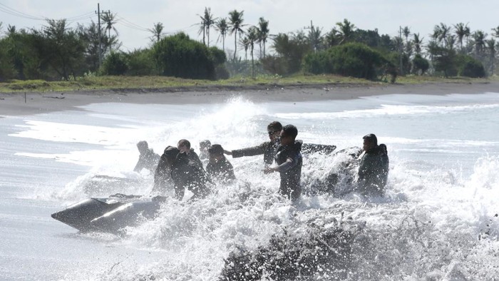 Prajurit Batalyon Intai Amfibi (Yontaifib) Korps Marinir TNI AL dan United States Marines Corps Reconnaissance Unit menerjang gelombang dalam Latihan Bersama Reconex 21-II di Pusat Latihan Pertempuran Marinir (Puslatpurmar) 7 Lampon, Banyuwangi, Jawa Timur, Jumat (11/6/2021). Latihan tersebut sebagai penyamaan persepsi pasukan elit kedua negara dalam menerapkan kecermatan, ketelitian, kecepatan dan kekompakan dalam tim. ANTARA FOTO/Budi Candra Setya/rwa.