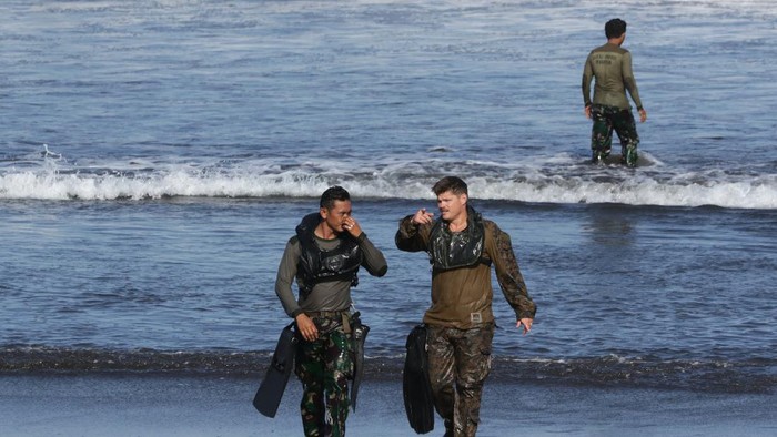 Prajurit Batalyon Intai Amfibi (Yontaifib) Korps Marinir TNI AL dan United States Marines Corps Reconnaissance Unit menerjang gelombang dalam Latihan Bersama Reconex 21-II di Pusat Latihan Pertempuran Marinir (Puslatpurmar) 7 Lampon, Banyuwangi, Jawa Timur, Jumat (11/6/2021). Latihan tersebut sebagai penyamaan persepsi pasukan elit kedua negara dalam menerapkan kecermatan, ketelitian, kecepatan dan kekompakan dalam tim. ANTARA FOTO/Budi Candra Setya/rwa.