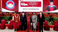 Momen akrab kebersamaan Mega, Prabowo, dan Puan juga terekam saat Megawati dikukuhkan sebagai profesor kehormatan dari Universitas Pertahanan (Unhan) pada 11 Juni 2021 lalu. Prabowo kala itu berfoto bersama Megawati dan Puan dan Kepala BIN Budi Gunawan. Tampak Megawati diapit oleh Prabowo Subianto, Budi Gunawan dan Puan Maharani, saat foto bersama. (Foto: Dok. Istimewa)