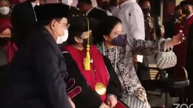 Megawati, Prabowo, dan Puan foto bersama selfie