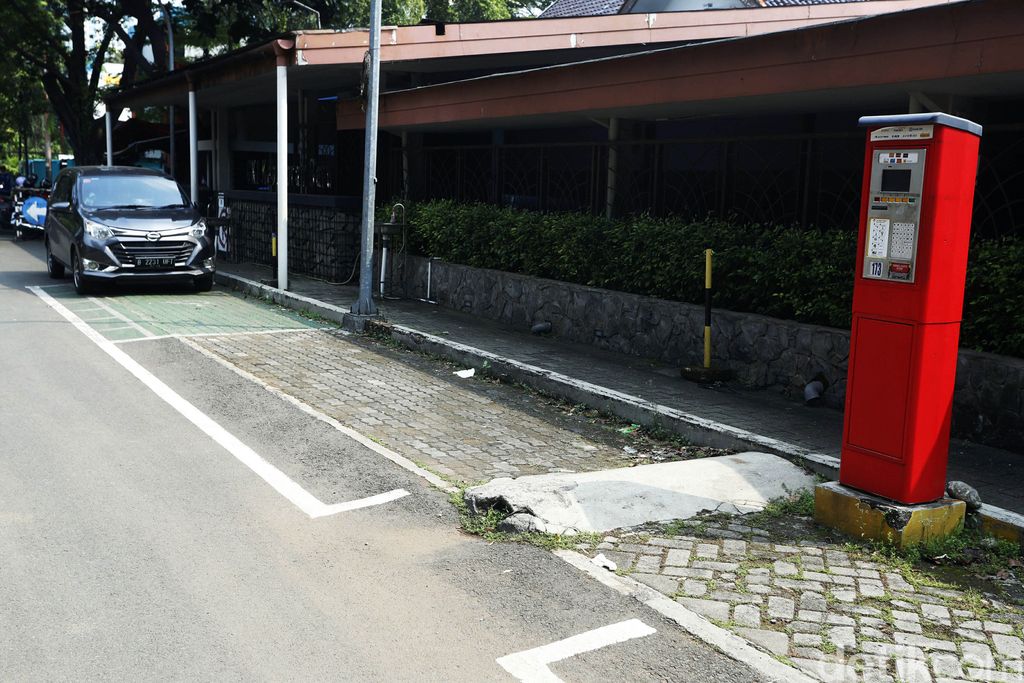 Parkir meter peninggalan Ahok, yang dikelola oleh Pemprov DKI masih berjalan dengan baik, di kawasan Melawai Blok M, Jakarta Selatan, Jumat (11/06/2021).