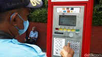 Tarif untuk sepeda motor Rp 2.000 per jam, mobil Rp 5.000 per jam, dan bus atau truk Rp 8.000 per jam.