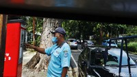Petugas penjaga menggunakan mesin parkir elektronik warisan mantan Gubernur DKI Jakarta Basuki Tjahaja Purnama alias Ahok.