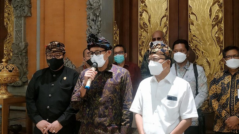 Menparekraf Sandiaga Salahuddin Uno (tengah) bersama Gubernur Bali Wayan Koster (putih) dan Wakil Gubernur Bali Tjokorda Oka Artha Ardhana Sukawati (Cok Ace)