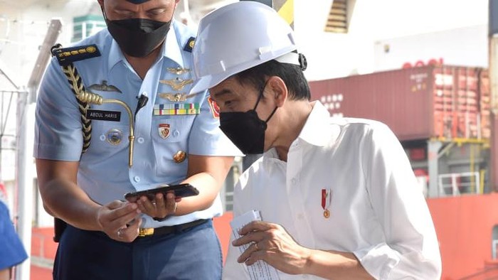 Presiden Joko Widodo (Jokowi) mendengar keluhan para driver kontainer yang mengaku sering dimintai pungutan liar (pungli) di Pelabuhan Tanjung Priok. Jokowi pun langsung menghubungi Kapolri Jenderal Polisi Listyo Sigit Prabowo untuk segera menangani masalah tersebut.