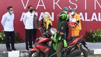 Dalam pidatonya, Presiden Joko Widodo berharap proses vaksinasi ini tidak hanya berjalan di sini saja, tetapi di daerah-daerah lain di provinsi-provinsi yang lain juga bergerak secara cepat.