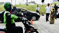Selain itu sebagai garda terdepan dalam melayani kebutuhan angkutan bagi masyarakat khususnya layanan logistik dan transportasi, para mitra termasuk kelompok beresiko tertular ataupun menularkan. 