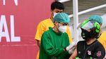 Momen Jokowi Tinjau Vaksinasi di Depok