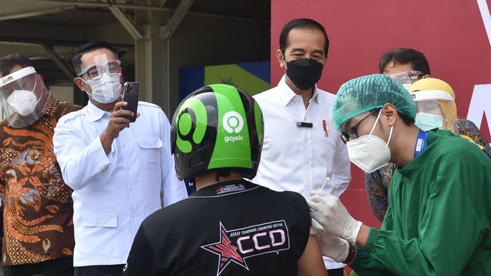 Momen Jokowi Tinjau Vaksinasi di Depok Presiden Jokowi didampingi jajaran menteri meninjau vaksinasi COVID-19 di Depok, Jawa Barat.