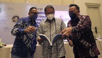 CEO Surge Hermansjah Haryono, Komisaris Utama Surge Rudiantara, dan Komisaris Independen Surge Heri Sunaryadi dalam kegiatan Rapat Umum Pemegang Saham Tahunan (RUPST) perdana PT. Solusi Sinergi Digital Tbk. (IDX: WIFI) atau Surge. 