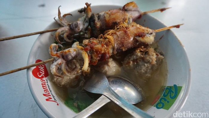 Nyamm! Kenyal Lembut Bakso Sotong Buatan Pak Modin di Demak