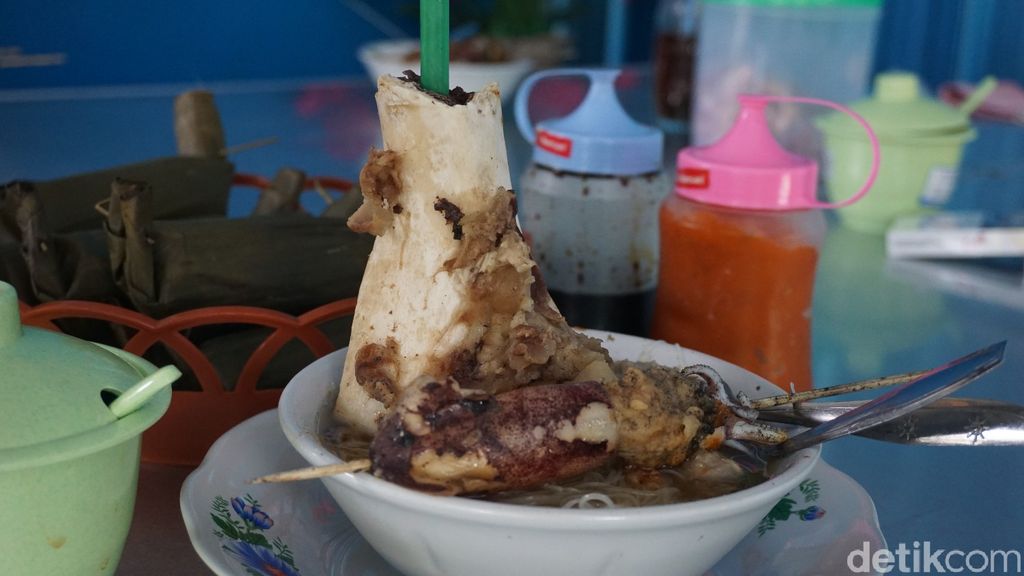 Nyamm! Kenyal Lembut Bakso Sotong Buatan Pak Modin di Demak